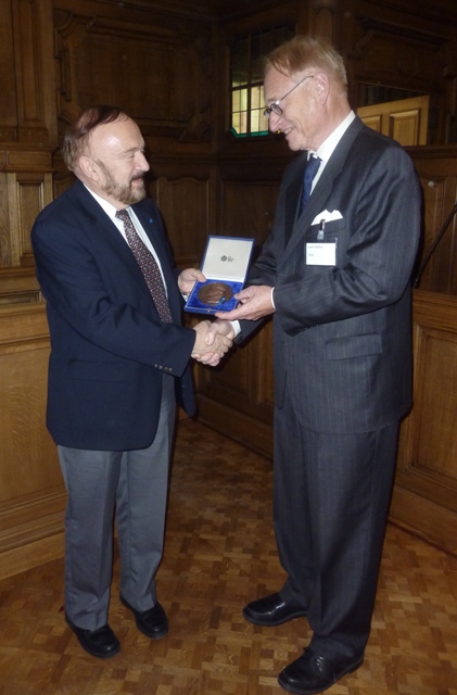 AE-Frechet receives Erasmus Medald-2