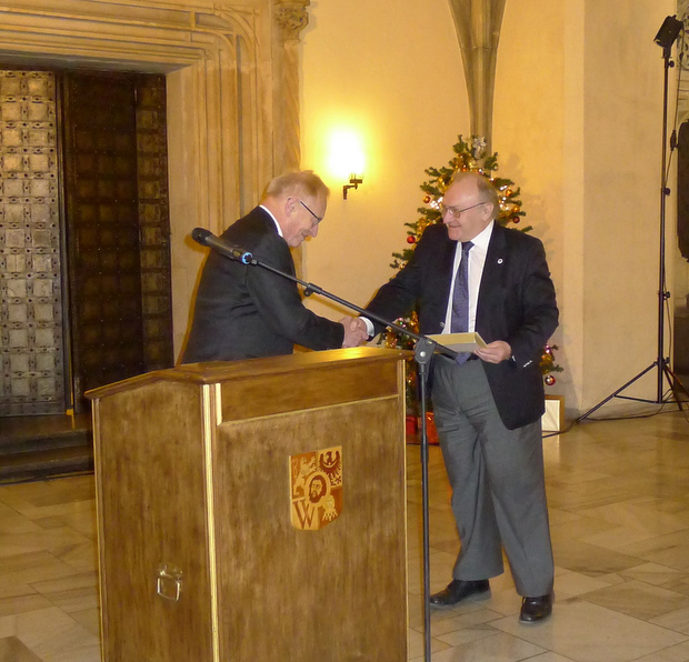 Lars Walløe hands Jacek Kossut the Academia Europaea Membership Certificate (Photo: J. Langer)