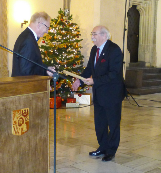 Lars Walløe hands Tadeusz Luty the Academia Europaea Membership Certificate (Photo: J. Langer)