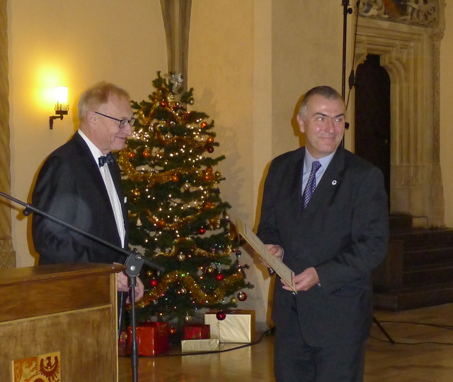 Lars Walløe hands Jacek Otlewski the Academia Europaea Membership Certificate (Photo: J. Langer)