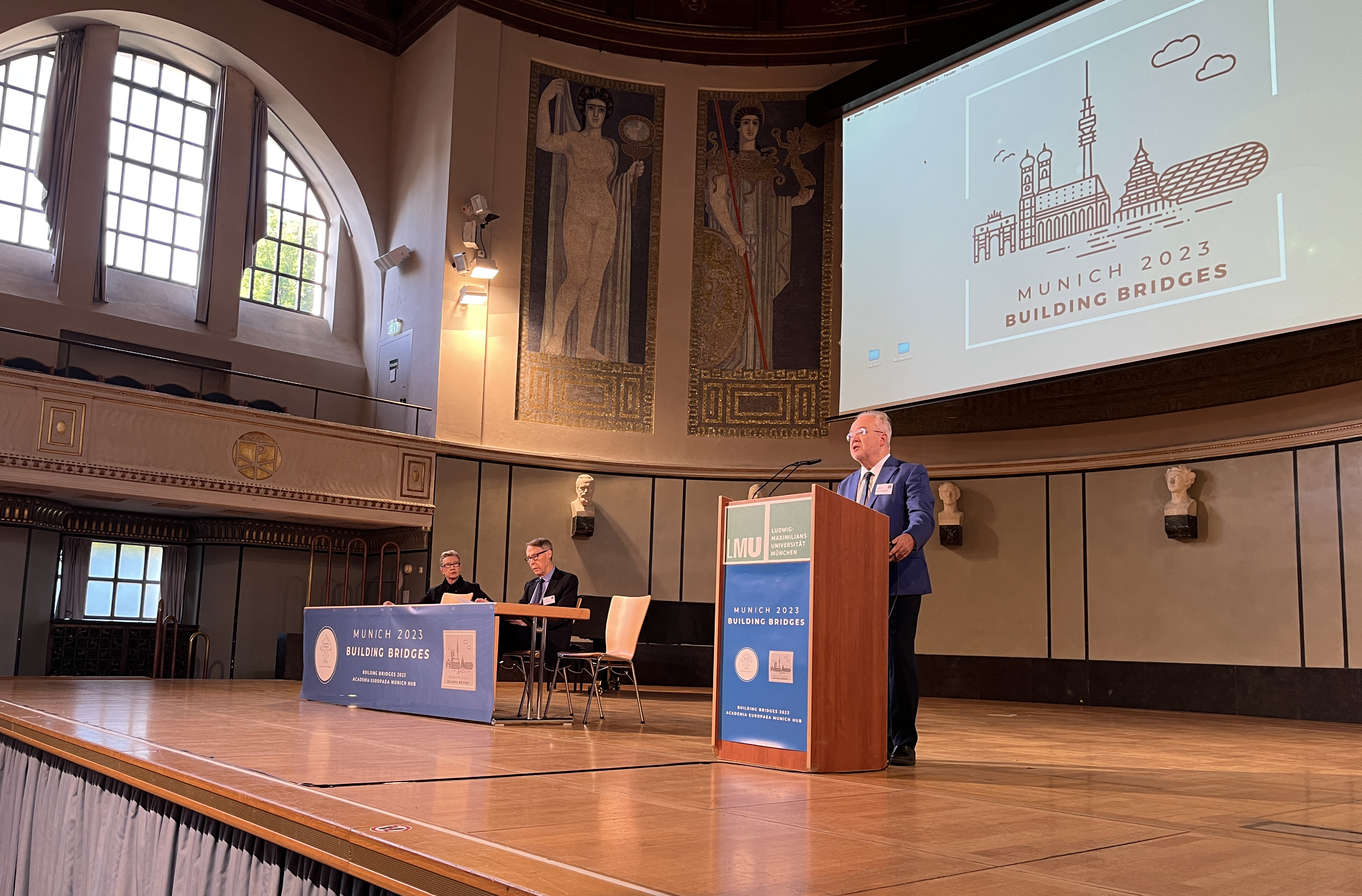Donald Dingwell, Vice President of Academia Europaea and Academic Director of the Munich Knowledge Hub welcomes the participants of the conference